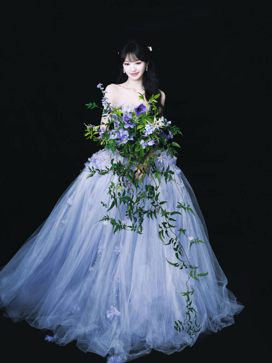 田曦薇穿抹胸蓝纱裙与鲜花合影 半扎发灵动飘逸