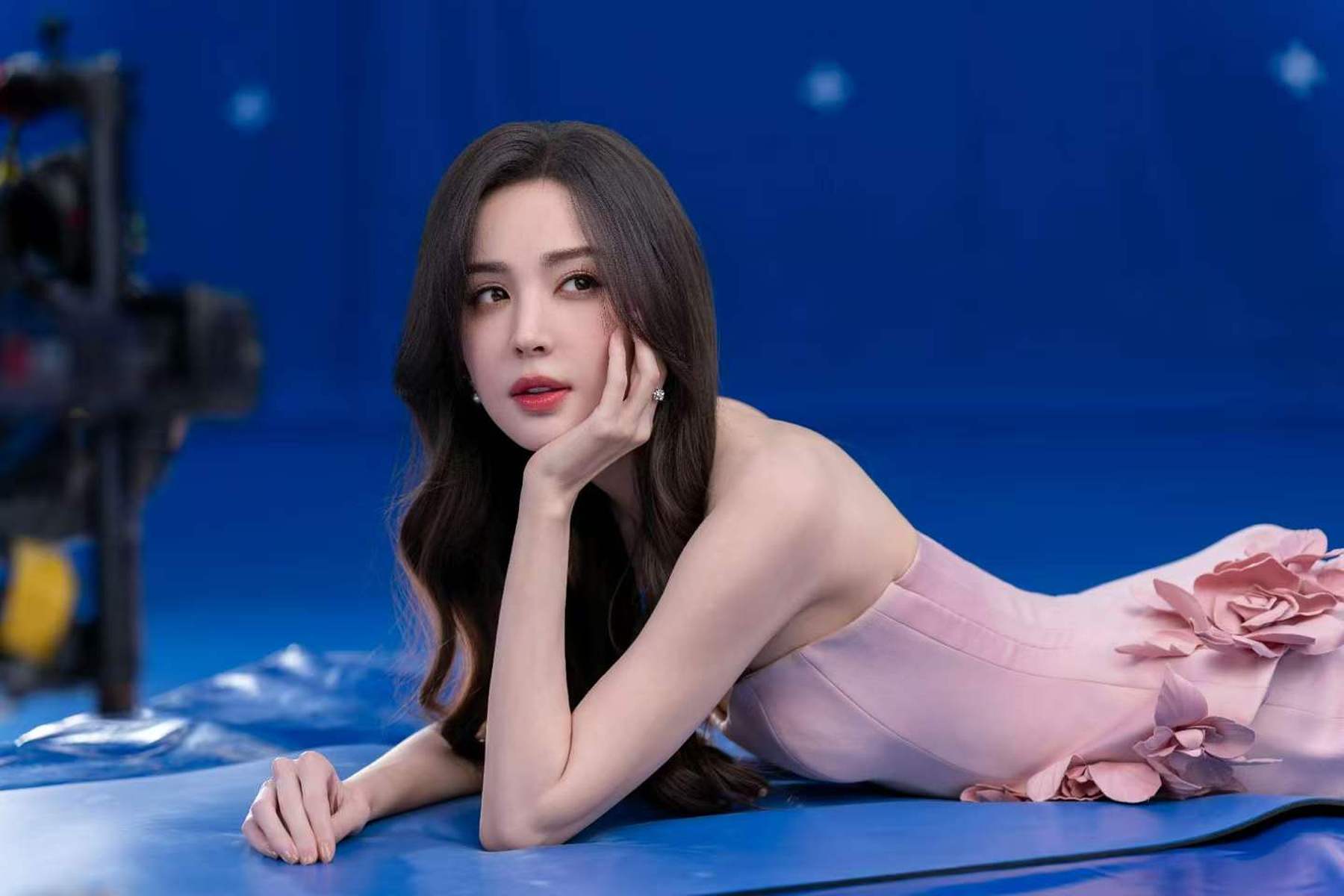 娜扎穿立体花饰粉裙手捧花束 甜笑灿烂侧颜精致