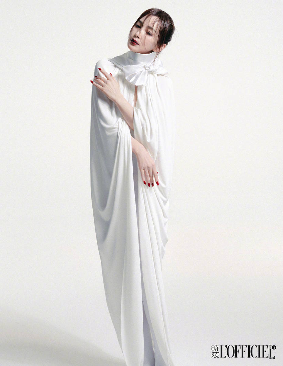 李冰冰穿黑纱露背裙前卫性感 红唇冷艳气场全开