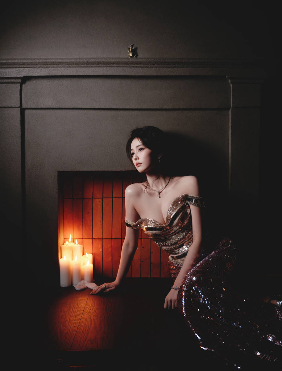 白鹿穿抹胸裙身材凹凸有致 回眸一笑尽显神秘魅惑