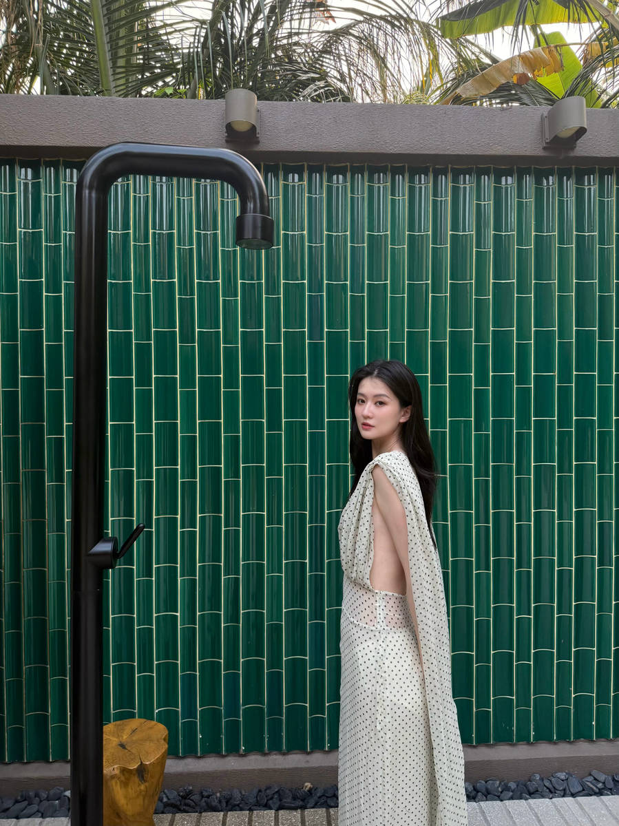 乔欣晒马尔代夫旅拍笑容灿烂 手拿饮料灵动可爱