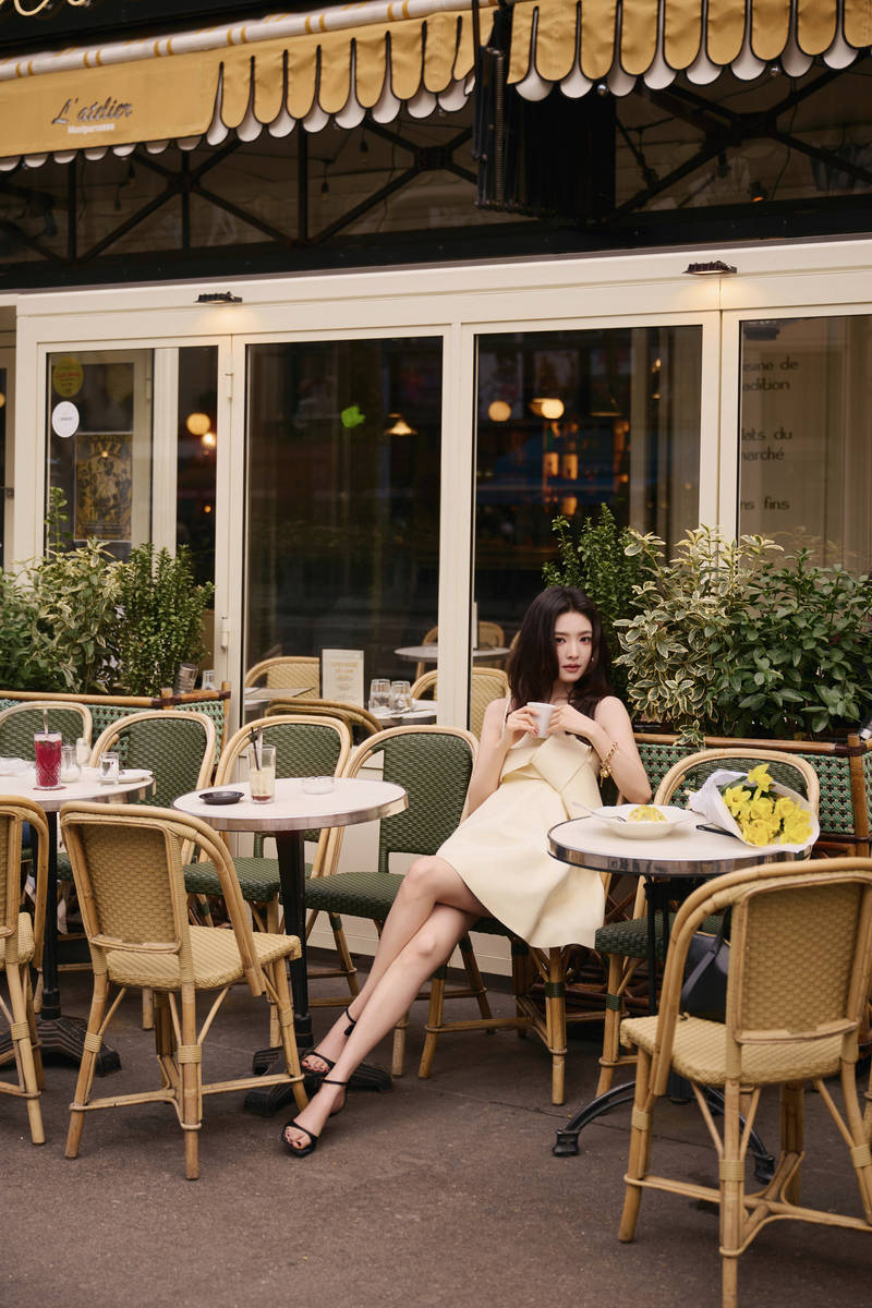 章若楠吊带裙性感优雅 长发微卷眼神撩人又纯又欲