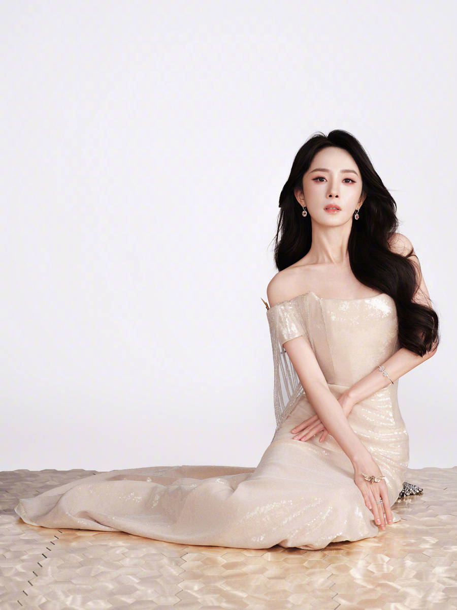 杨幂穿裸色长裙温柔大方 露香肩笑容浅浅仪态万千