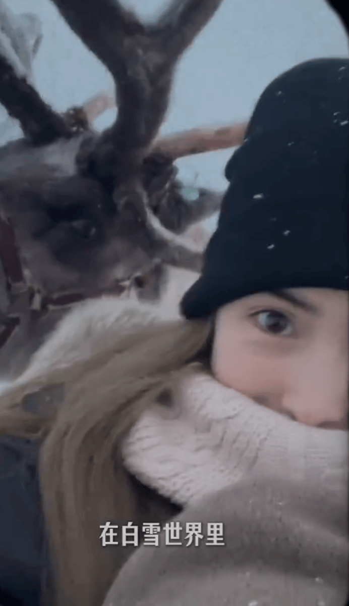 昆凌晒出一家出行视频 与周杰伦搞怪合照好俏皮