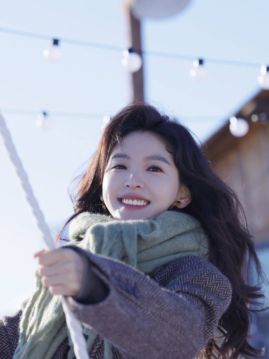 章若楠在雪地里荡秋千笑容甜美 长发微卷清冷温柔