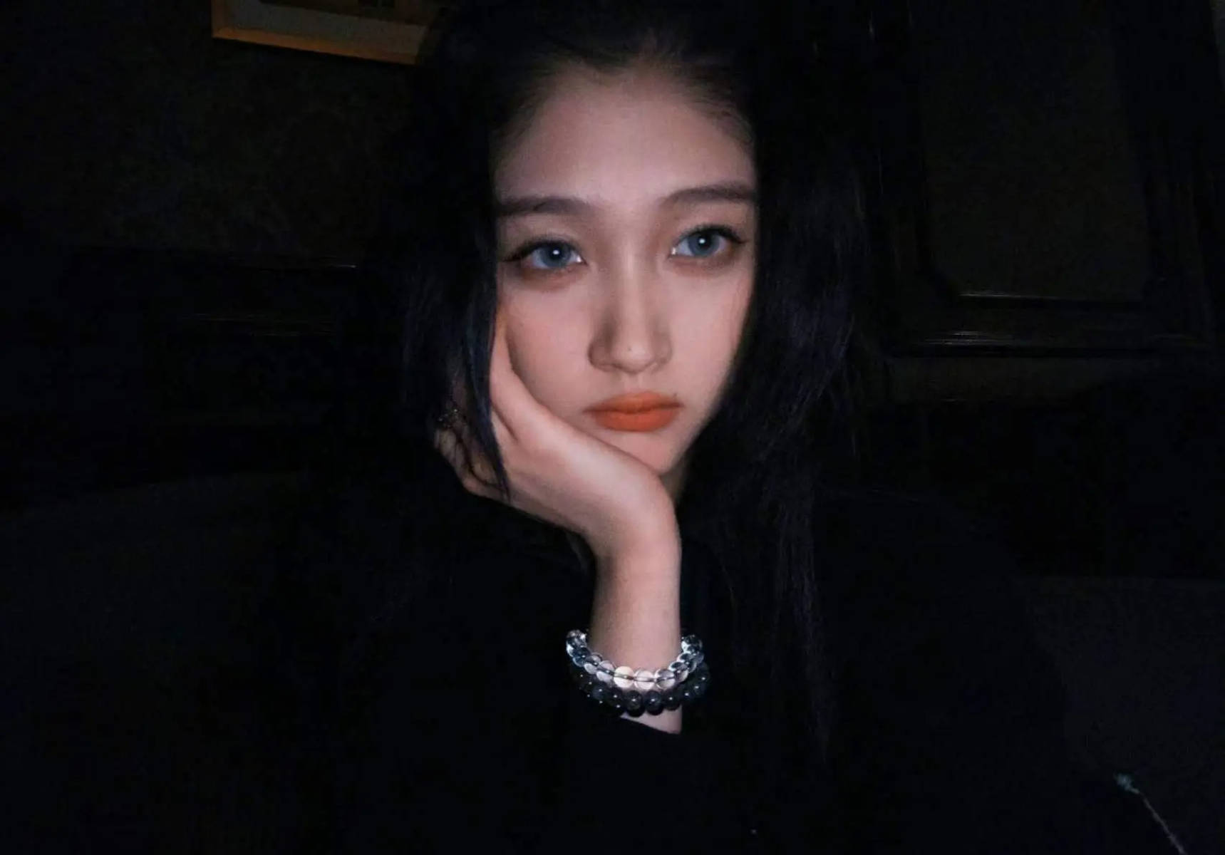 关晓彤披长发戴贝雷帽清冷文艺 街头随拍酷飒随性