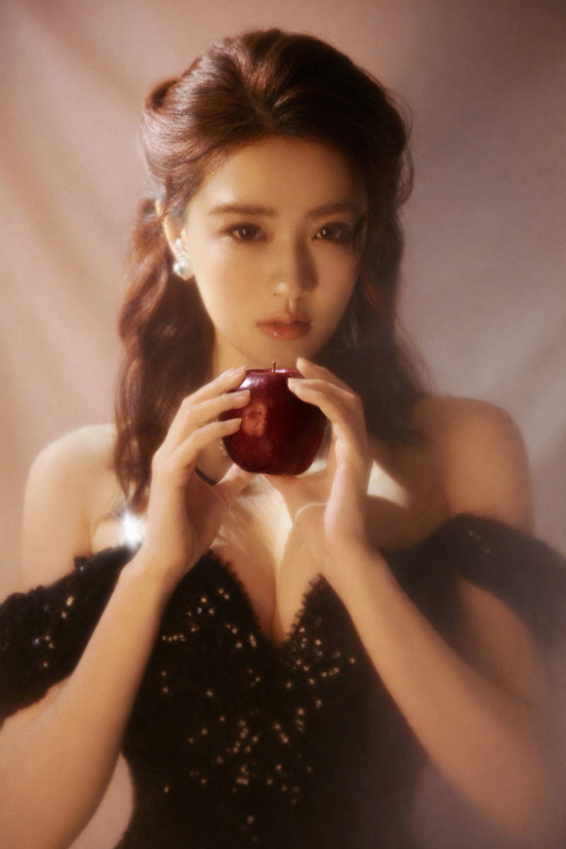 徐璐穿黑色亮片抹胸裙秀好身材！宛若性感油画女郎