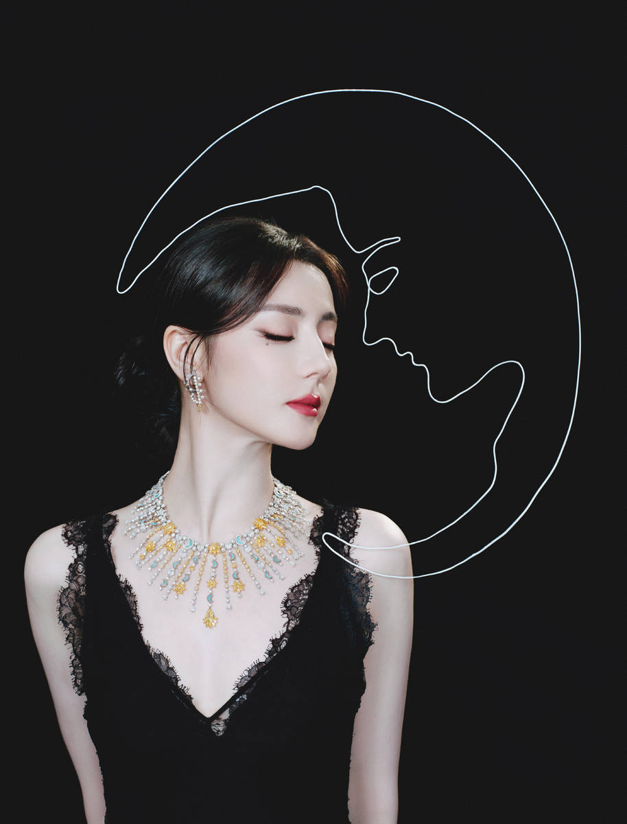 迪丽热巴穿黑蕾丝裙性感妩媚 戴钻石首饰华丽耀眼