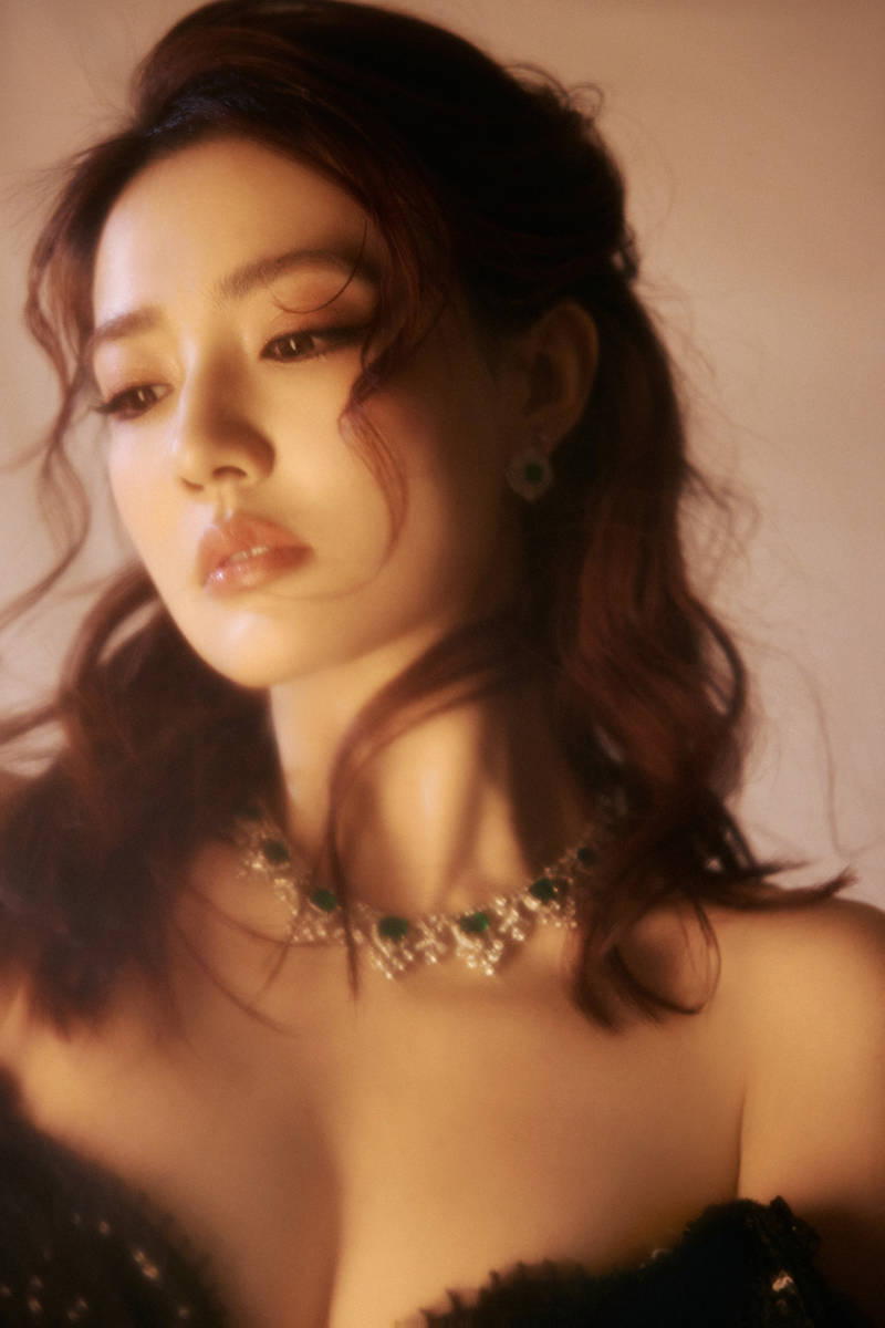 徐璐穿黑色亮片抹胸裙秀好身材！宛若性感油画女郎