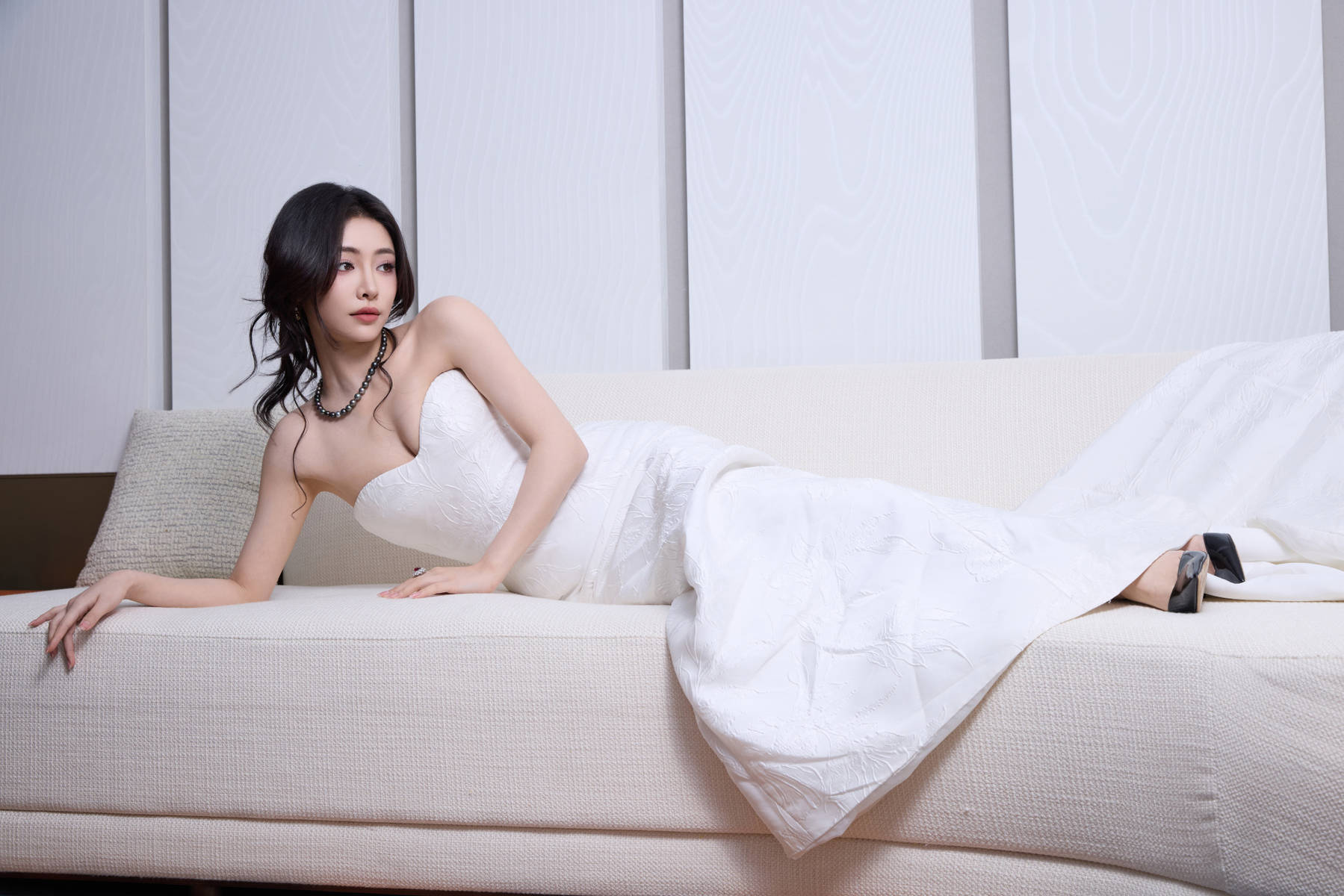 许佳琪穿白抹胸裙魅惑性感 盘发造型尽显撩人魅力