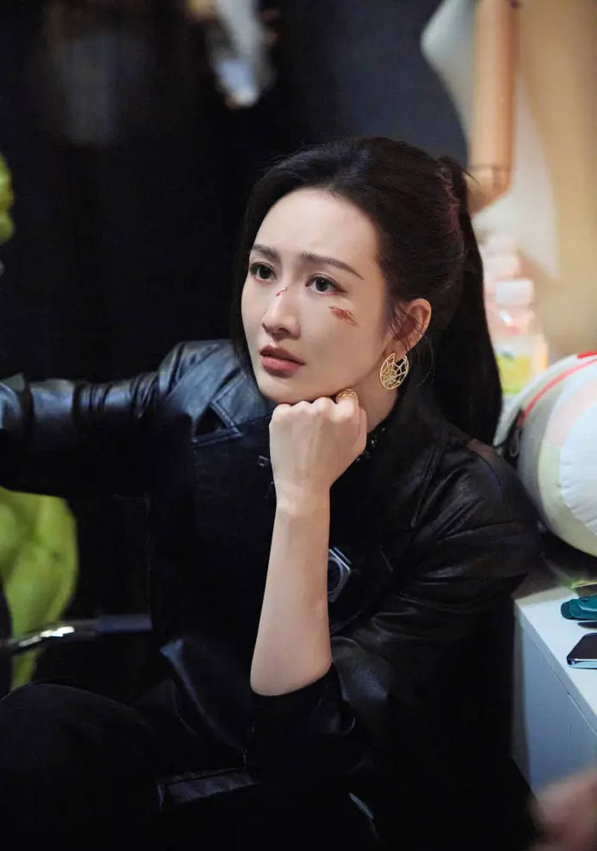 王鸥一身黑衣飒爽帅气 脸上化擦伤妆楚楚可怜