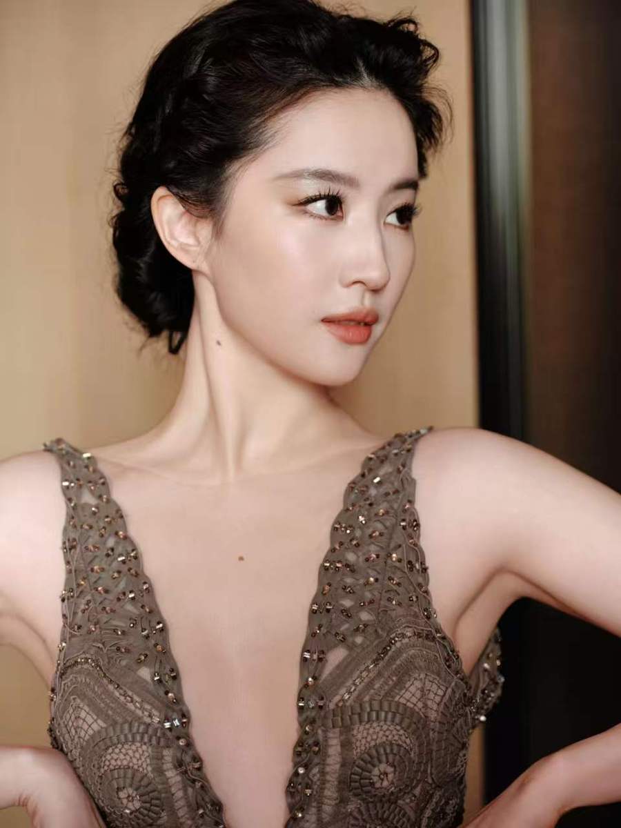 刘亦菲穿深V露背裙装 盘流配钻饰尽显优雅矜贵气质