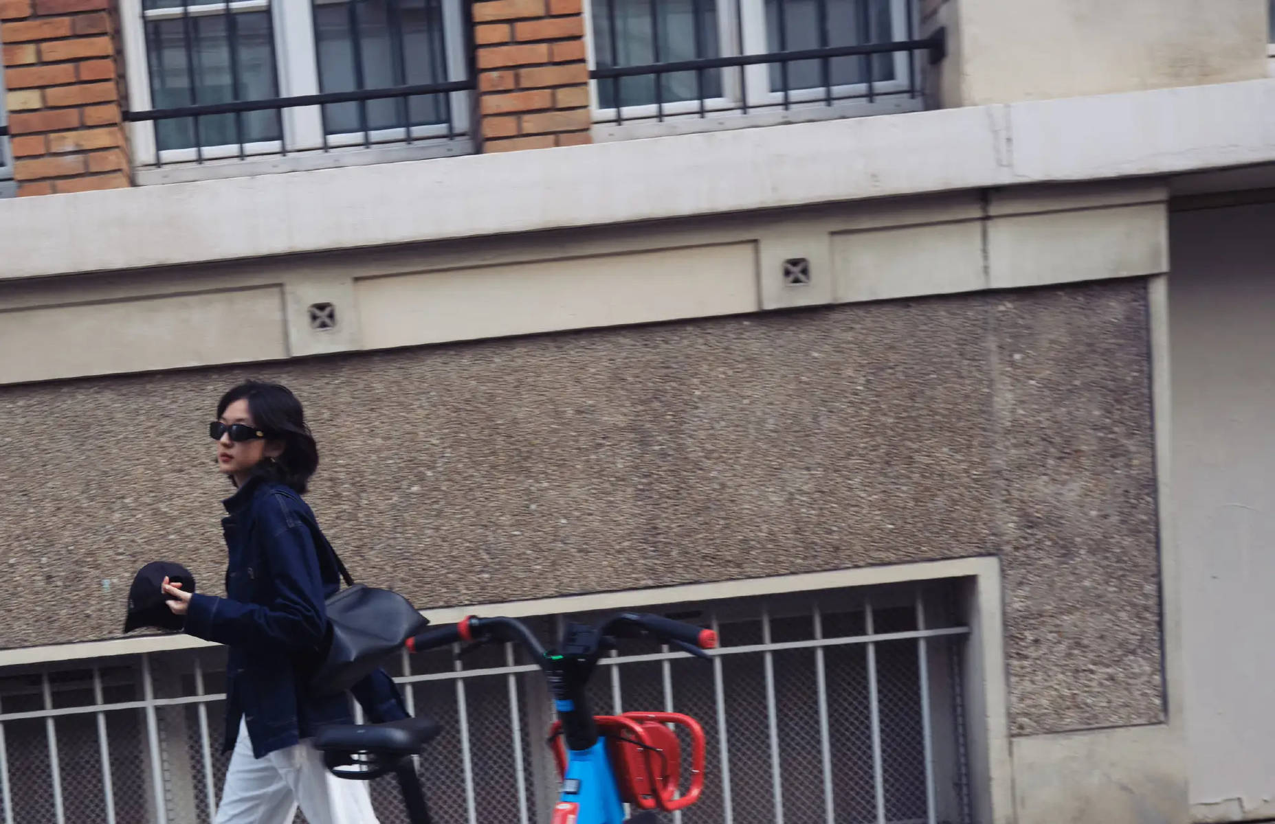 孙千蓝丝巾束发气质清冷 卡其风衣尽显随性松弛感