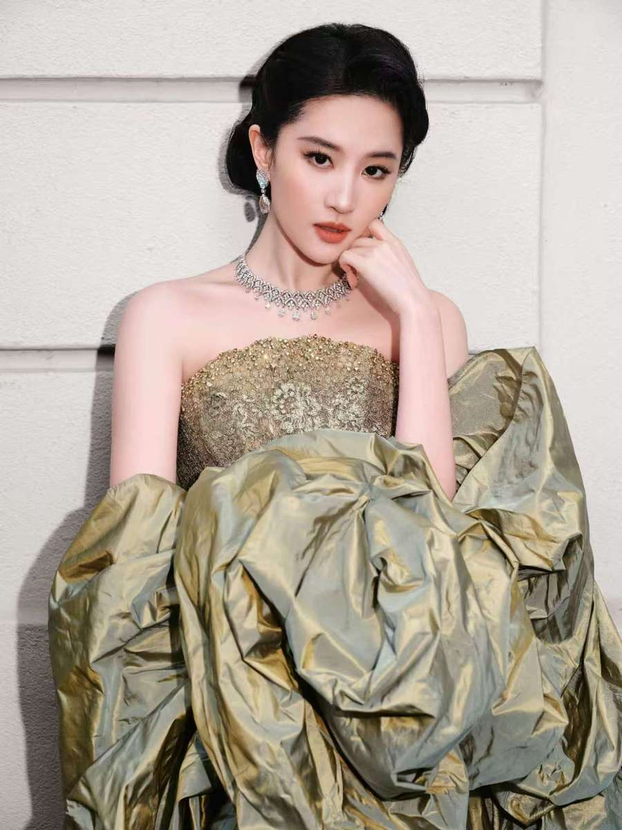 刘亦菲穿抹胸鎏金裙温婉大气 钻饰加身显优雅矜贵