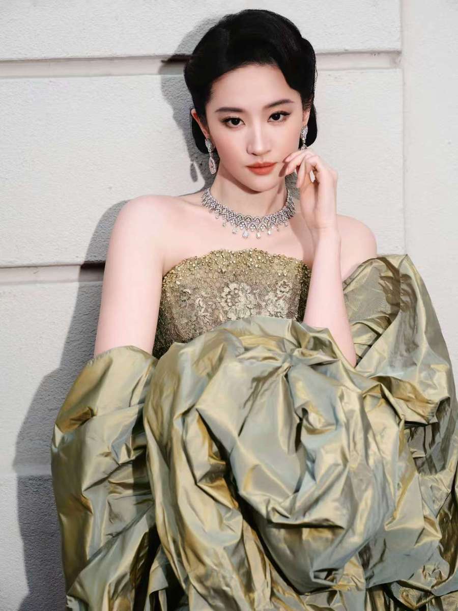 刘亦菲穿抹胸鎏金裙温婉大气 钻饰加身显优雅矜贵