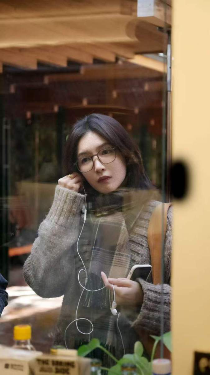 江疏影戴黑框眼镜裹围巾 穿搭休闲尽显文艺气质