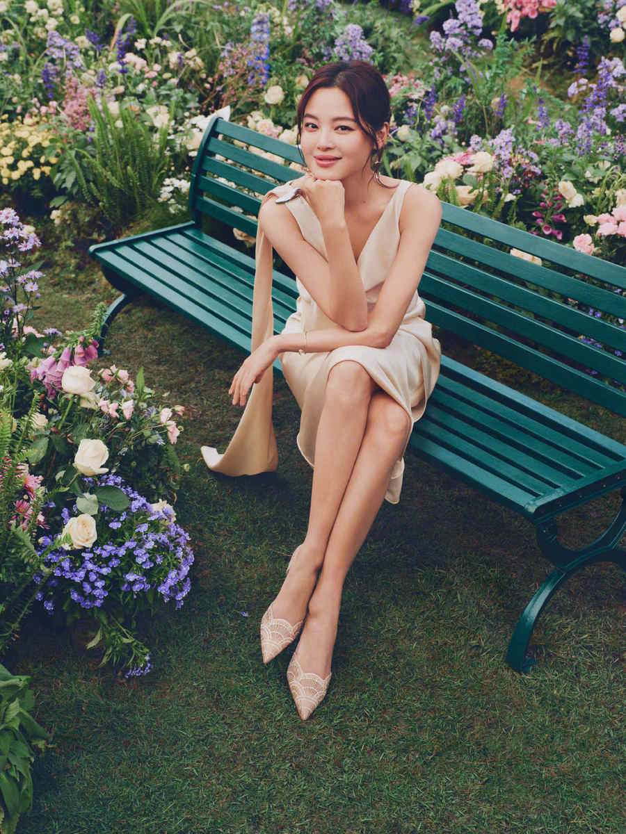 辛芷蕾穿香槟色无袖裙被花包围 春日氛围治愈明媚