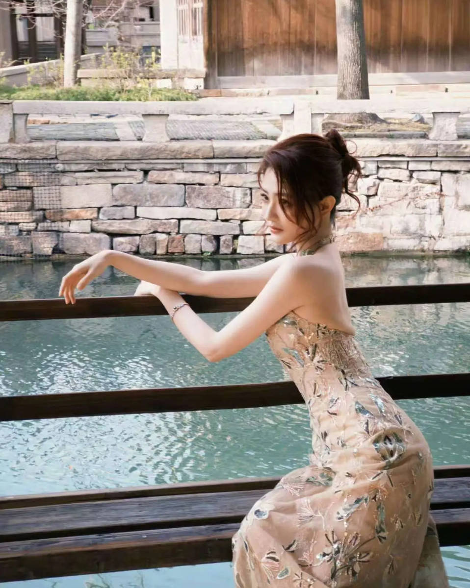 徐璐穿挂脖刺绣裙露精致美背 水乡漫步温婉又雅致