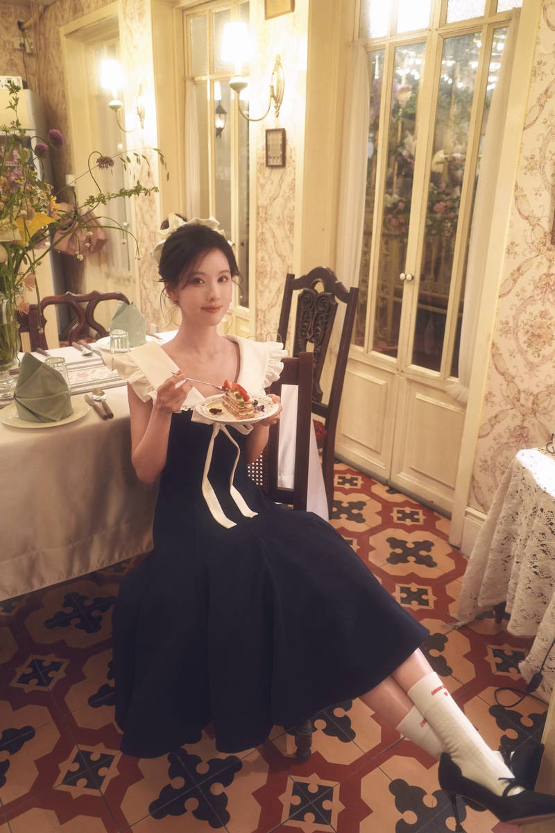 陈都灵穿小黑裙俏皮又灵动 手持甜品气质优雅迷人