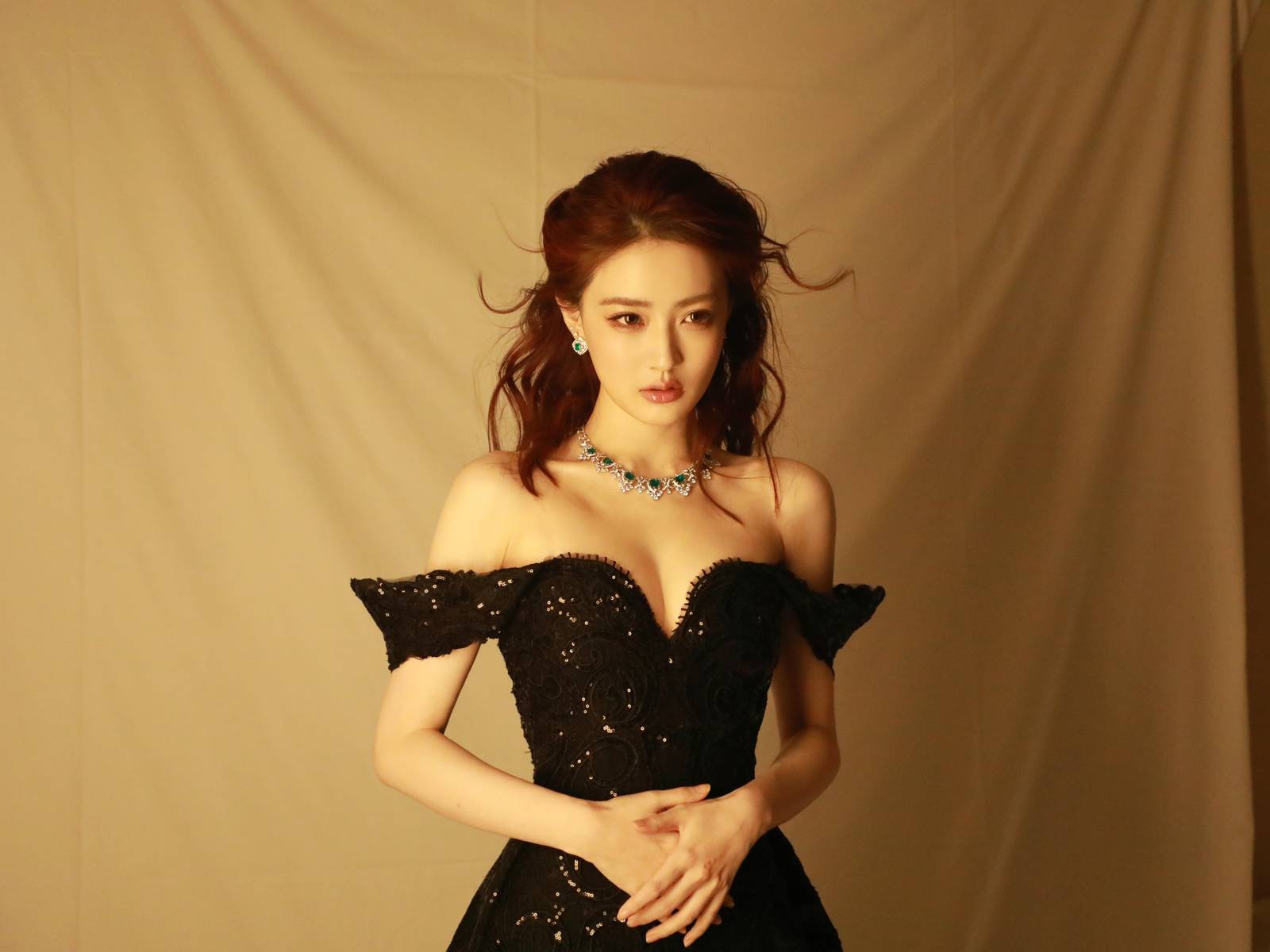 徐璐穿黑色深V裙身材曲线曼妙 卷发造型慵懒性感