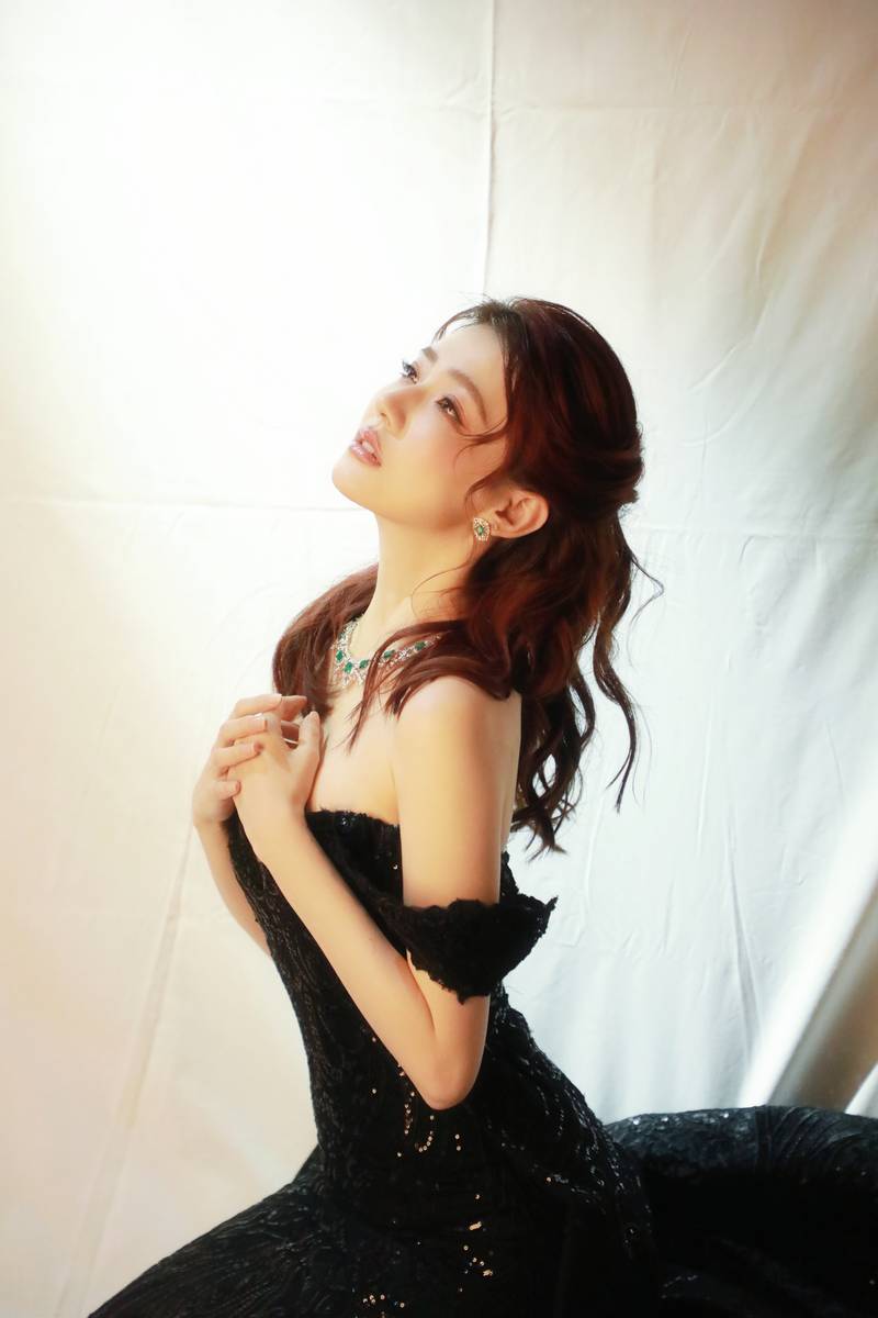 徐璐穿黑色深V裙身材曲线曼妙 卷发造型慵懒性感