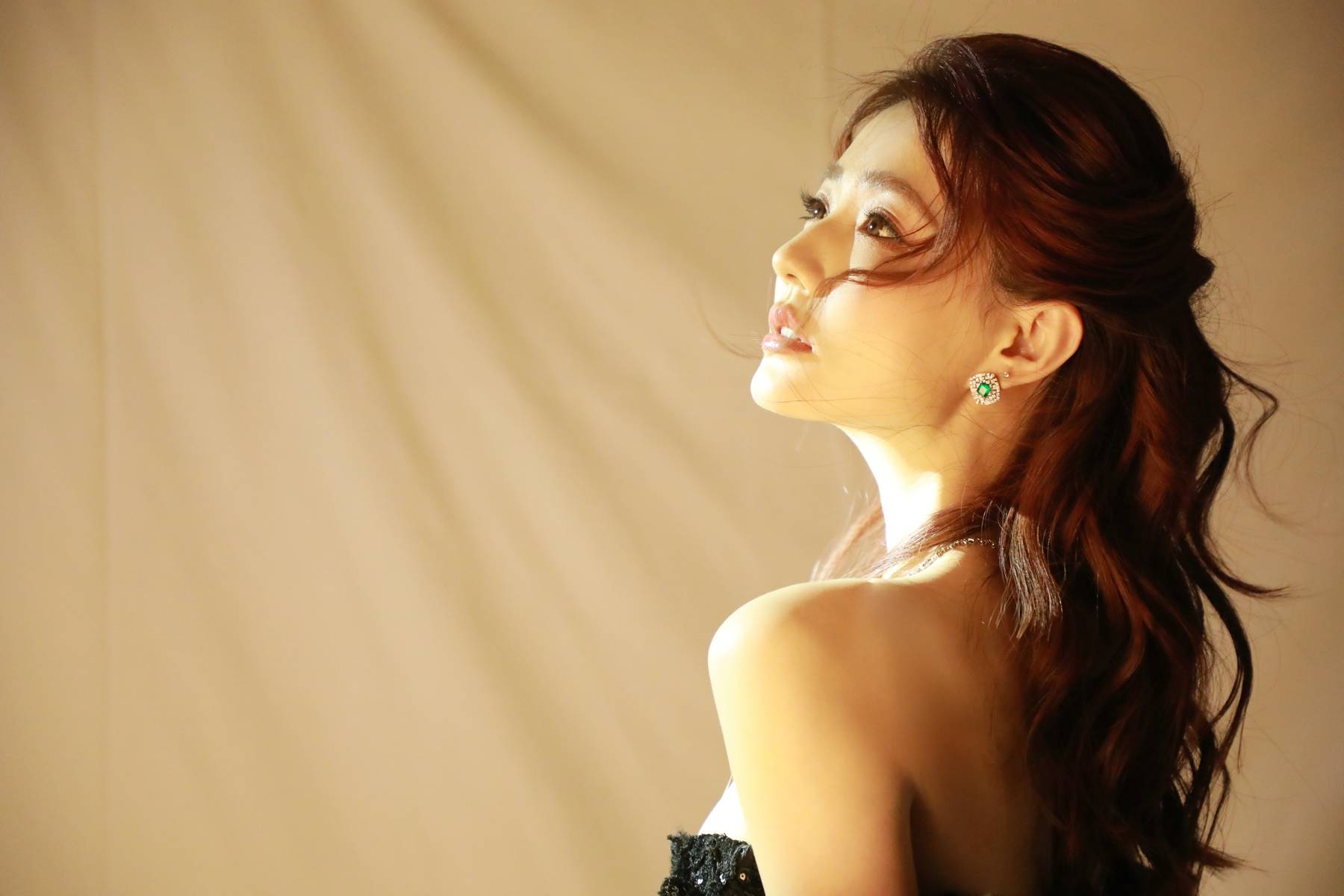 徐璐穿黑色深V裙身材曲线曼妙 卷发造型慵懒性感