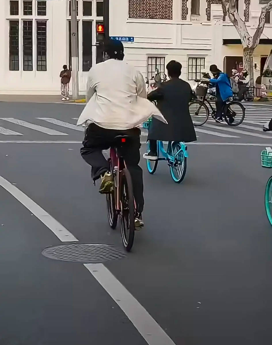 黄景瑜骑行途中灵活闪避井盖 东北人DNA刻进骨子里