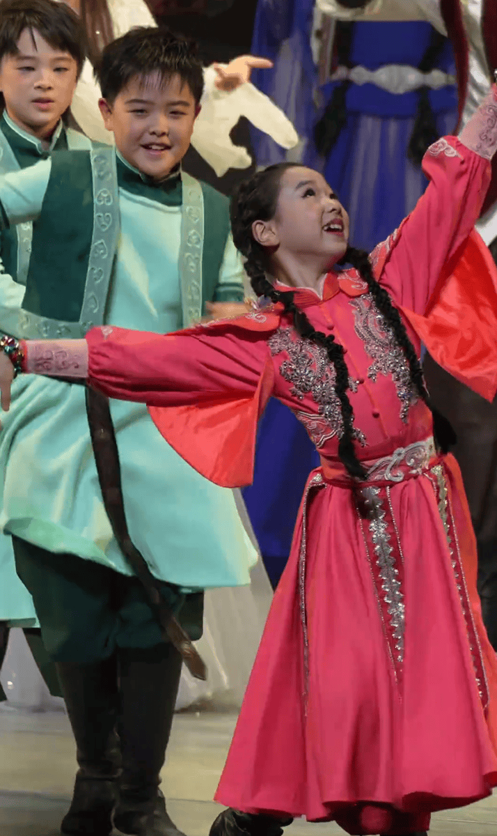 佟丽娅与小酒窝同台表演舞剧！二人舞姿优美好养眼