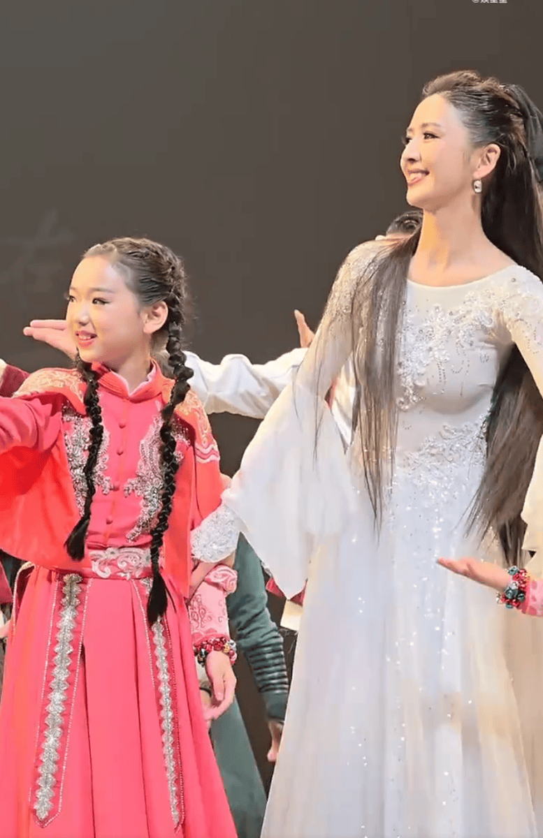 佟丽娅与小酒窝同台表演舞剧！二人舞姿优美好养眼