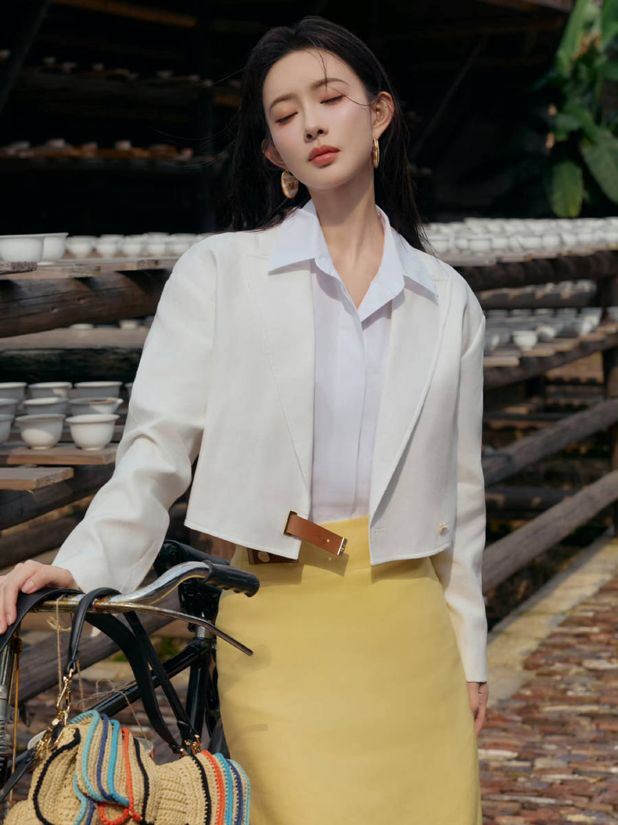 孟子义现身景德镇 白西装置黄色半裙优雅又明媚