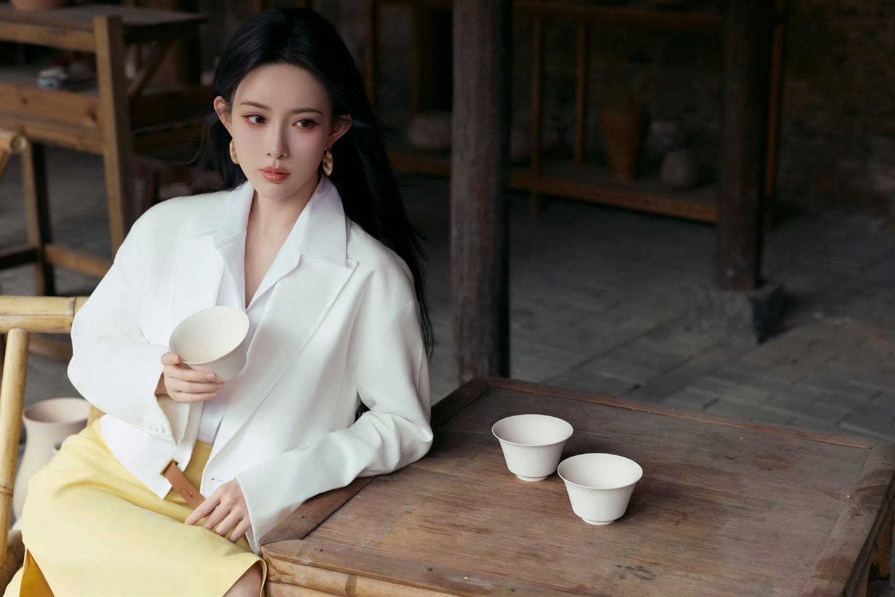 孟子义现身景德镇 白西装配黄色半裙优雅又明媚