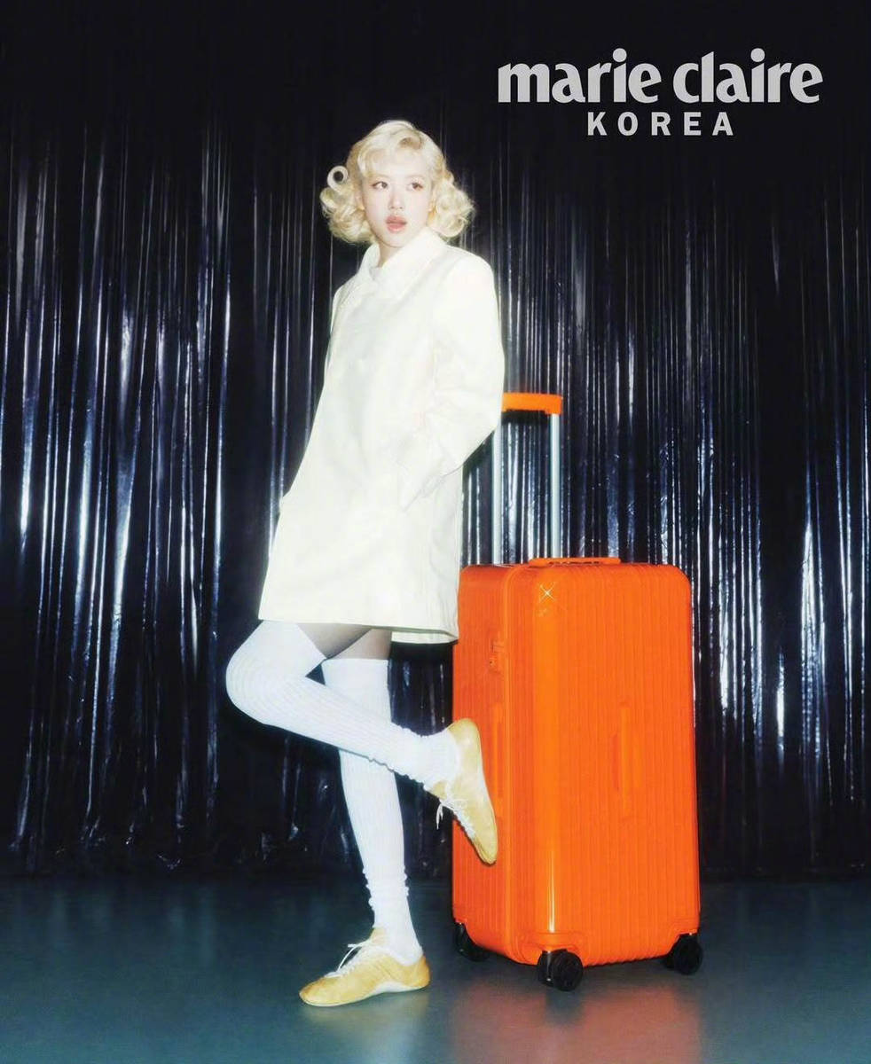 朴彩英金发红唇明艳灵动 摩登复古造型风情万种