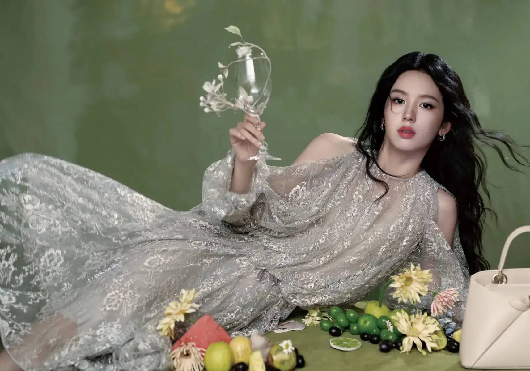 周也穿透视裙秀曼妙身姿 与鲜花绿植合影清新怡人