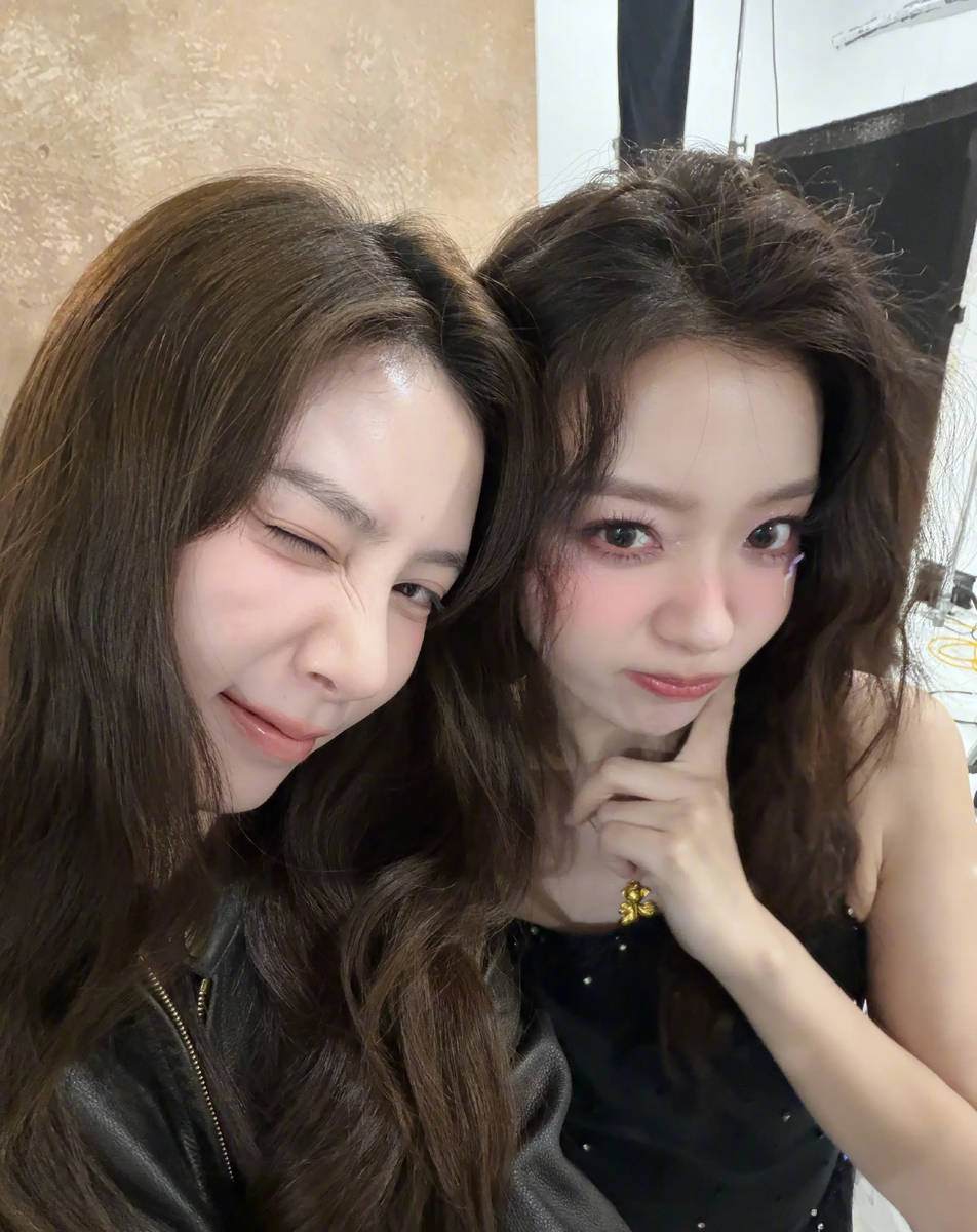 宋妍霏罗予彤晒片场合照 闺蜜相聚亲密贴贴超有爱