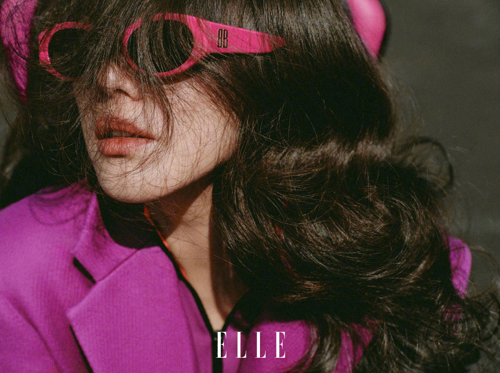 马思纯穿搭松弛神态冷艳 卷发造型演绎酷飒都市风