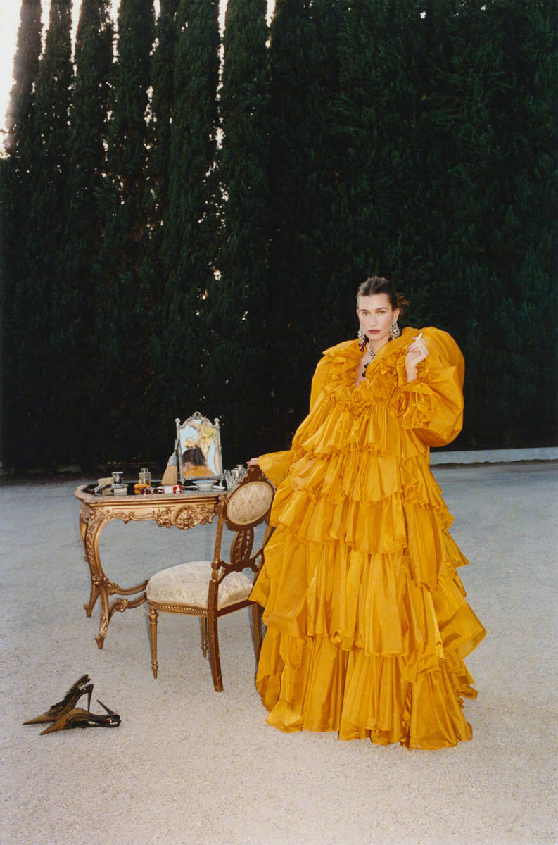 海莉比伯多造型演绎百变风格 明媚性感气场全开