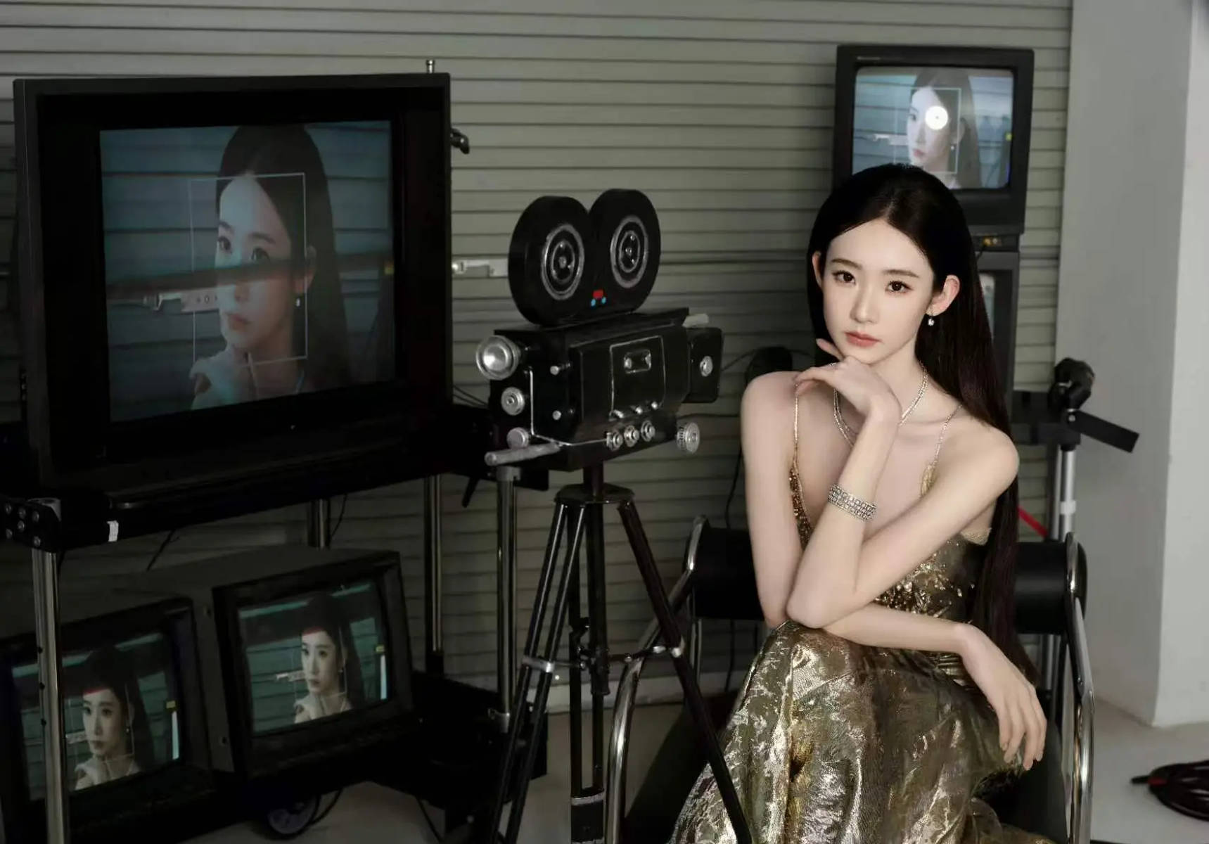 张艺凡穿金色长裙贵气冷艳 复古镜头展示动人曲线