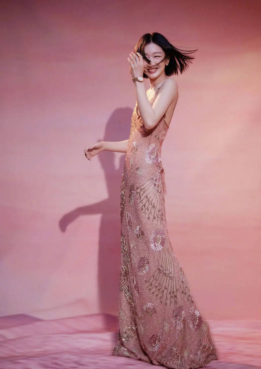 周冬雨穿亮片长裙神秘魅惑 轻撩发丝姿态慵懒娇柔