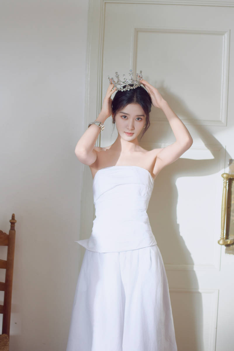 卢昱晓长发低挽优雅松弛 抹胸长裙尽显温柔仙气