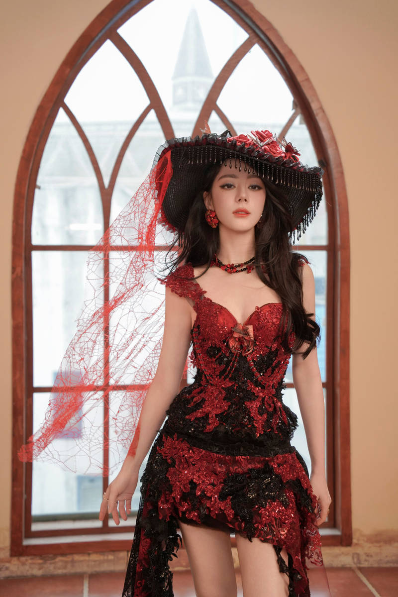 迪丽热巴化身红玫瑰风情万种！气质优雅魅力十足