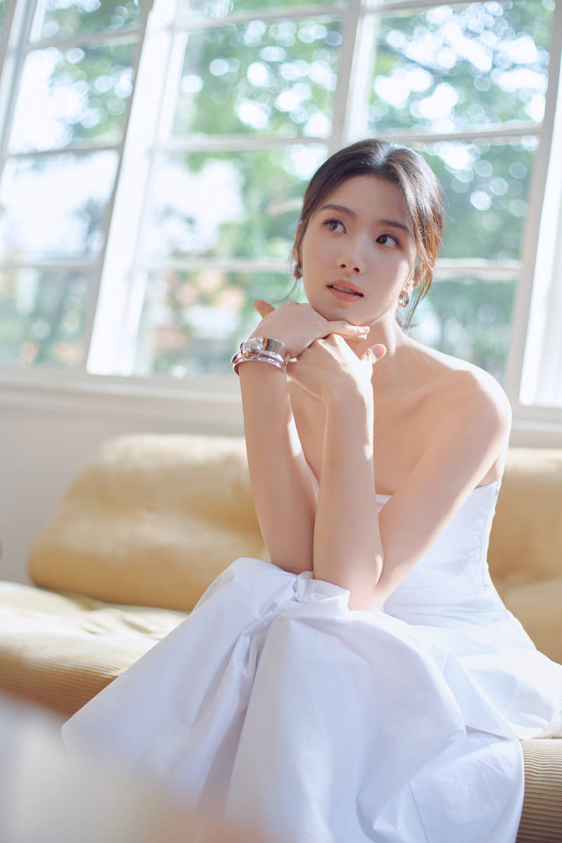 卢昱晓长发低挽优雅松弛 抹胸长裙尽显温柔仙气