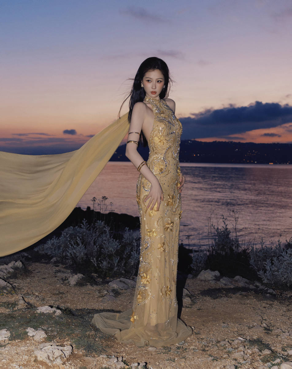 虞书欣穿鎏金长裙海边回眸 性感优雅好似神女降临