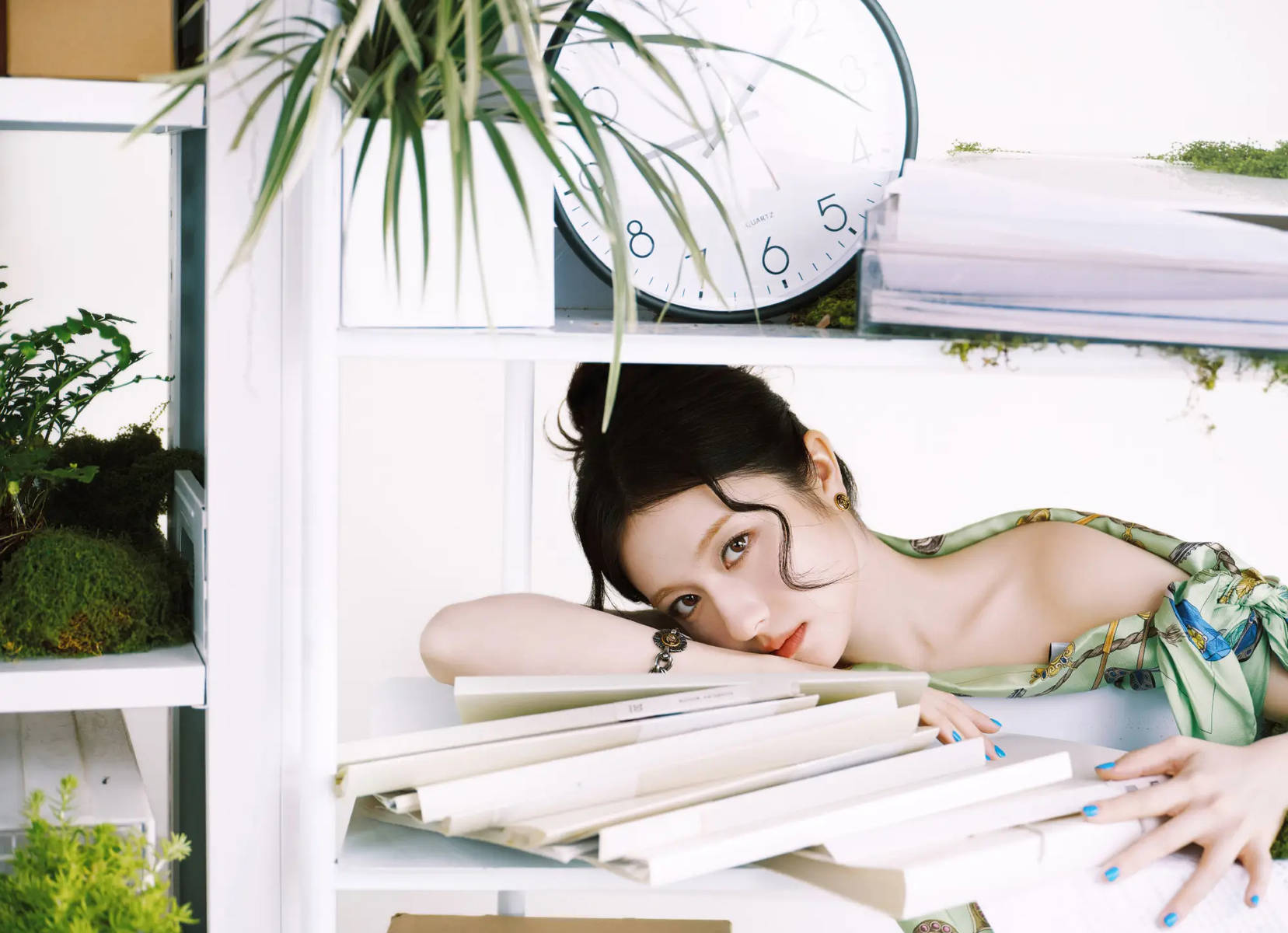 李兰迪穿斜肩裙秀好身材！化身时髦职场女郎