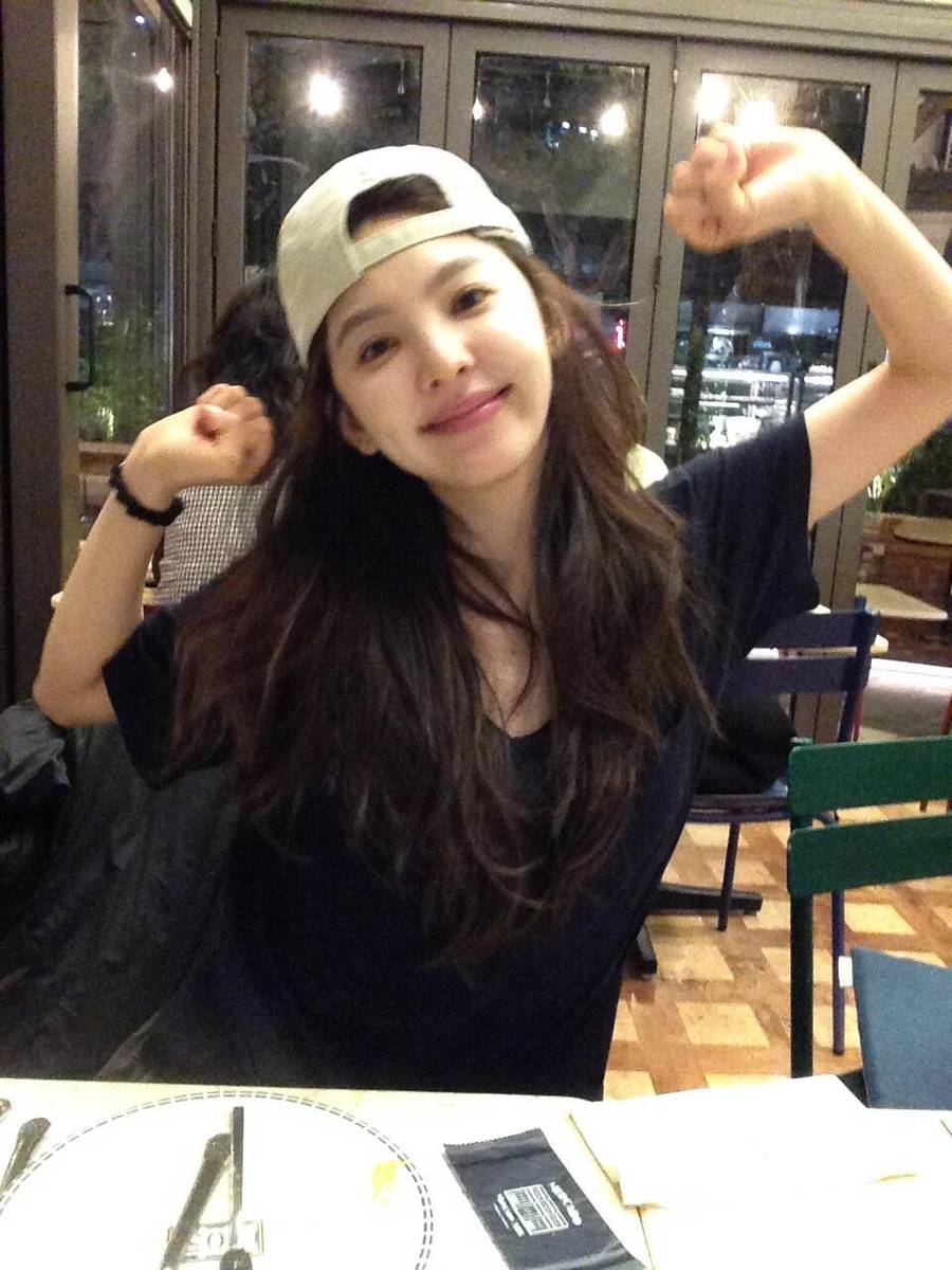 章若楠晒日常随拍灵动活泼 在美食前微笑娇憨可爱