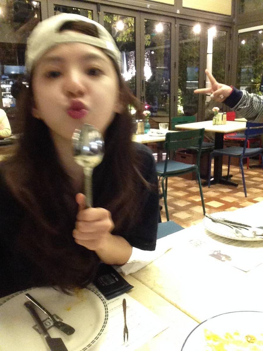 章若楠晒日常随拍灵动活泼 在美食前微笑娇憨可爱