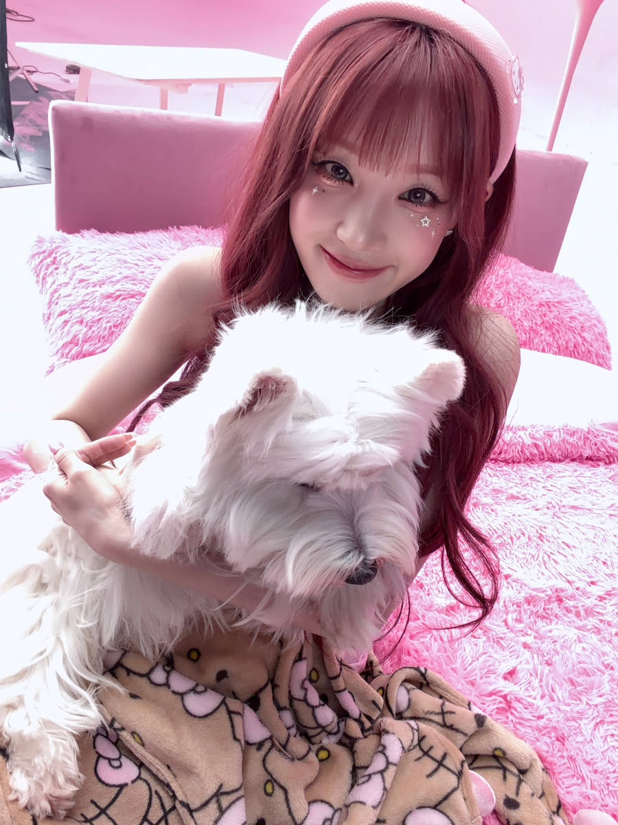 宋雨琦粉色抹胸裙软萌可爱 搭配粉色发箍甜度爆表