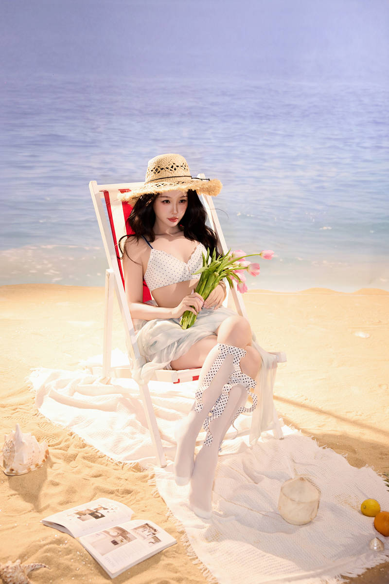 虞书欣穿白色吊带上衣性感纯欲 对镜甜笑灵动活泼