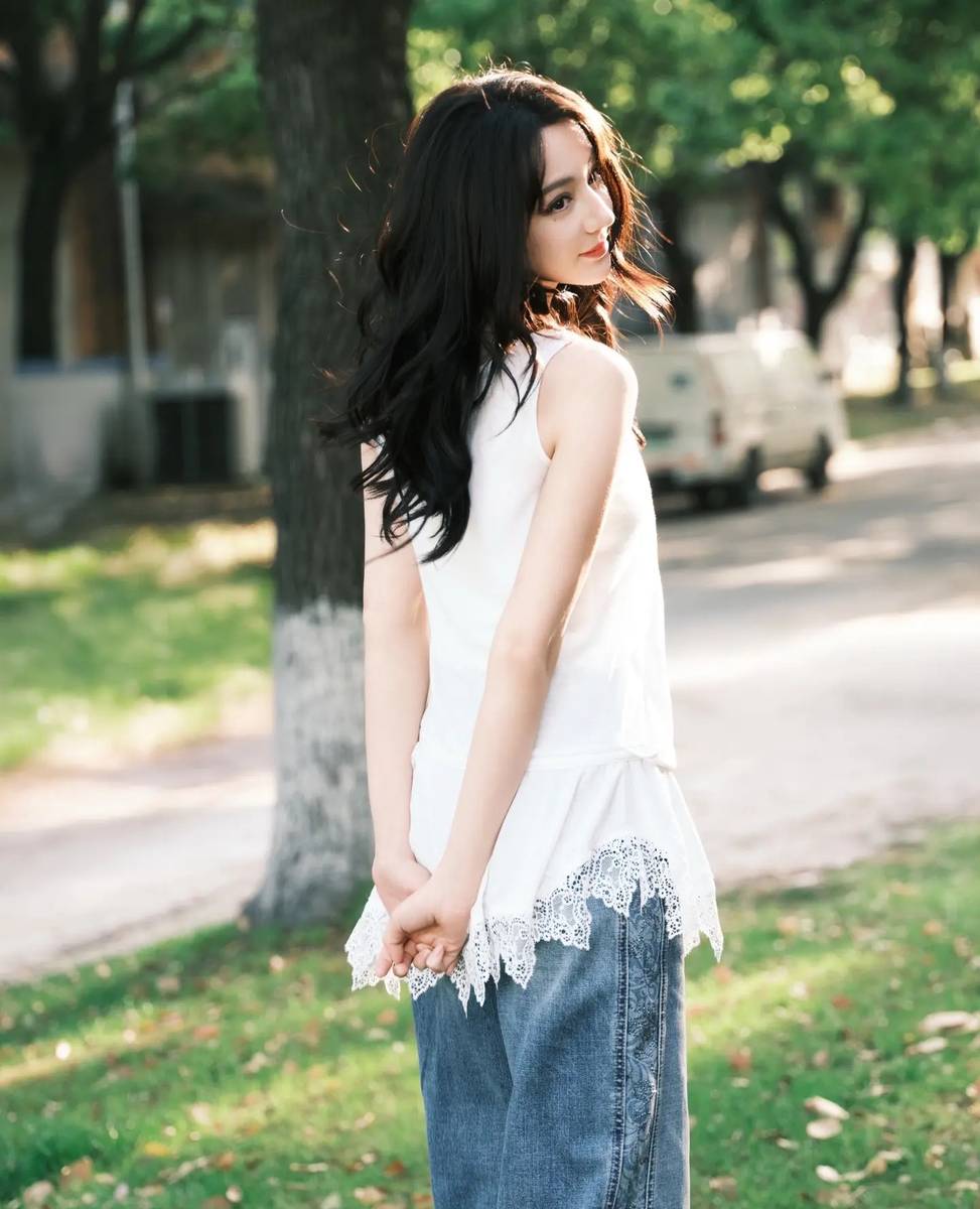 迪丽热巴沐浴阳光灵动俏皮 对镜甜笑化身果汁少女