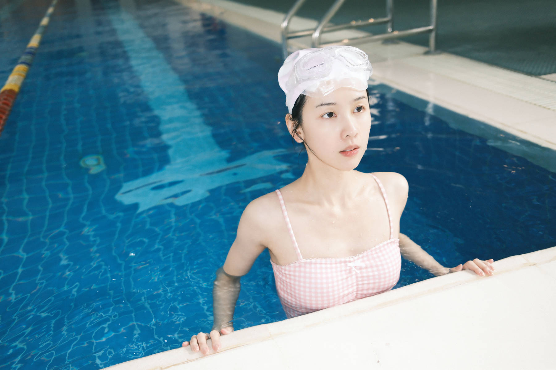 陈都灵泳池照曝光！素颜出镜穿粉嫩泳衣很有少女感