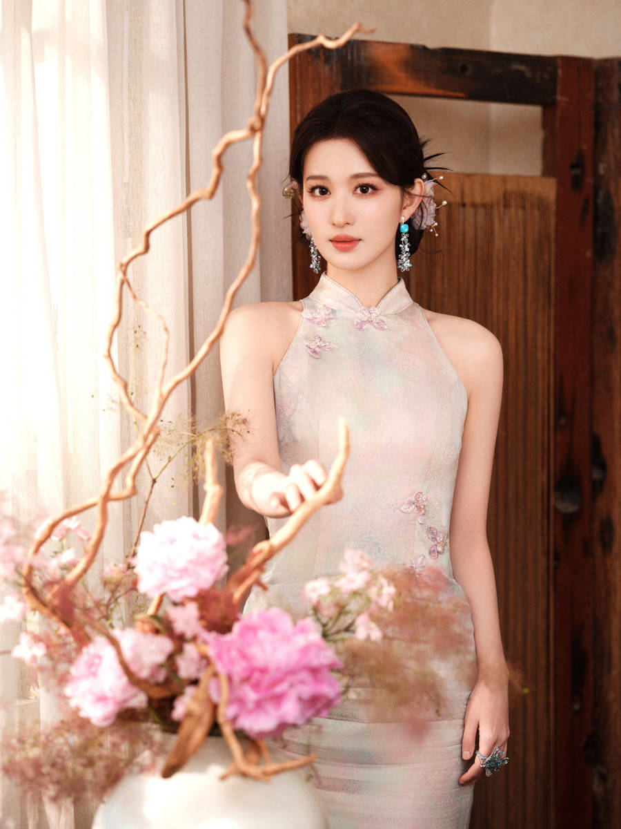 王楚然穿旗袍曲线曼妙 手持熊猫扇子俏皮可爱